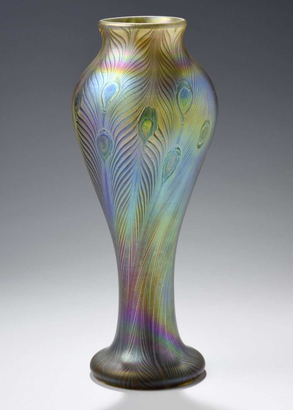 Vase aux plumes de paon, Tiffany&Co, New-York (Etats-Unis), c. 1900 (photo Paul Louis)